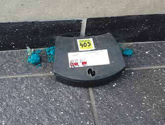 Trutka na zewnątrz karmnika